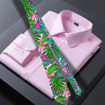 Roze Tropisch Hawaïaans patroon Stropdas<br><div class="desc">De Hawaïaanse print mannen stropdas toont een boeiende illustratie van groene en roze tropische bladeren, met een levendig en opvallend design. Het stropdas toont een harmonieuze mix van weelderige groene bladeren en levendige roze accenten, waardoor een visueel opvallende combinatie ontstaat. De groene bladeren symboliseren het overvloedige gebladerte in het Hawaïaanse...</div>