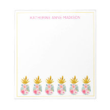 Roze tropische bloemen en gouden ananas