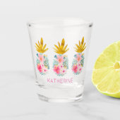 Roze tropische bloemen en gouden ananas shot glas (Voorkant)