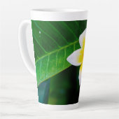 Roze Tropische Frangipani Kunst Latte Mok (Linkerhoek)