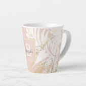 Roze tropische palmbladeren goudmonogram latte mok (Rechterhoek)