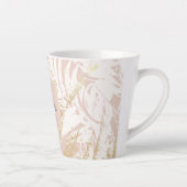 Roze tropische palmbladeren goudmonogram latte mok (Rechts)