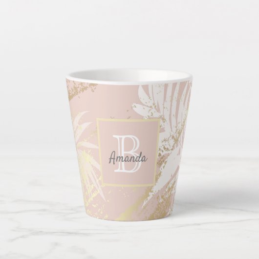 Roze tropische palmbladeren goudmonogram latte mok (Voorkant)