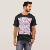 Roze tuinbloemen: naadloos met de hand getekend. t-shirt (Voorkant volledig)