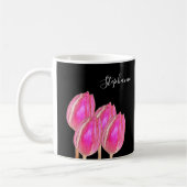Roze Tulip Floral Monogram Naam Zwarte Aangepaste  Koffiemok (Links)