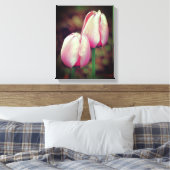 Roze tulpbloemen met regendruppels canvas afdruk (Insitu (Slaapkamer))