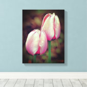 Roze tulpbloemen met regendruppels canvas afdruk (Insitu (Houten vloer))