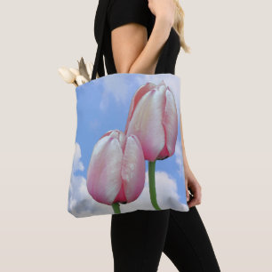 Roze tulpen blauwe lucht en witte wolken bloemstuk tote bag