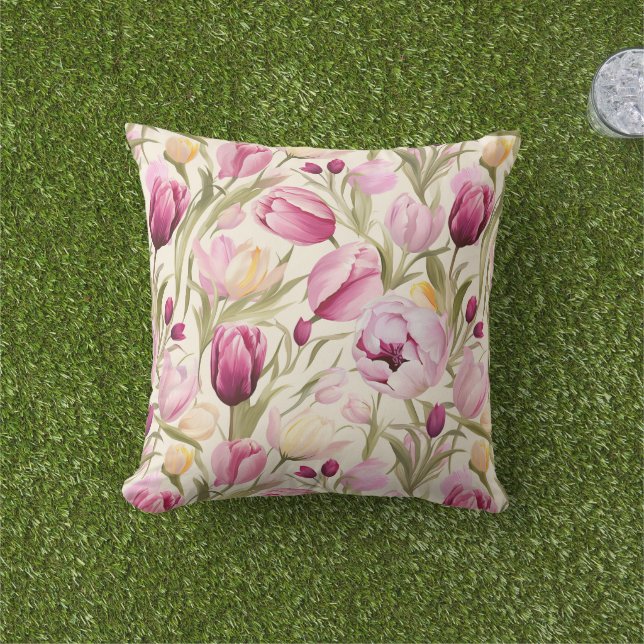 Roze Tulpen Buitenkussen (Gras)