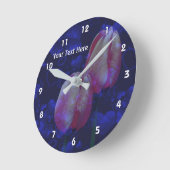 Roze tulpen en blauwe harten gepersonaliseerd ronde klok (Hoek)