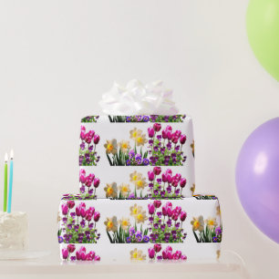 Roze tulpen en vuilnisbakken cadeaupapier