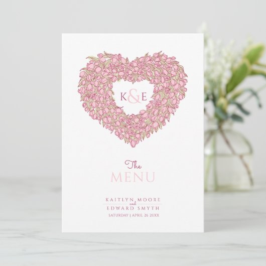 Roze tulpen hart met monogram bruiloft menu (Staand voorkant)