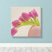 Roze tulpen in afgeronde roze vaas met kant canvas afdruk (Insitu (Houten vloer))