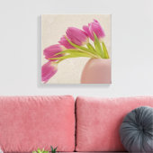 Roze tulpen in afgeronde roze vaas met kant canvas afdruk (Insitu (Woonkamer))