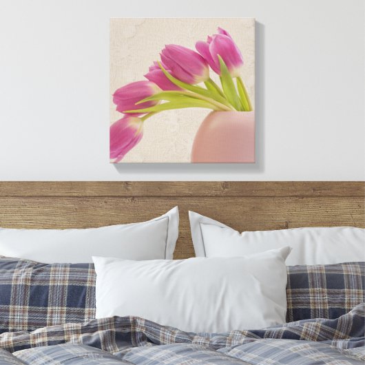 Roze tulpen in afgeronde roze vaas met kant canvas afdruk (Insitu (Slaapkamer))