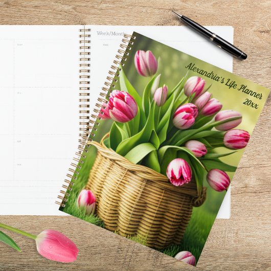 Roze tulpen in landelijke mand planner