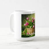 Roze tulpen in mand koffiemok (Voorkant links)