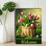 Roze tulpen in mandje - Welkom Houten Kist Print<br><div class="desc">Dit houten doosje met gewoon prachtige roze tulpen in een mandje van de teenwilgen kan worden gepersonaliseerd met je gewenste zin of naam.</div>