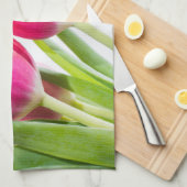 Roze tulpen met groene bladeren Foto Theedoek (Quarter Fold)