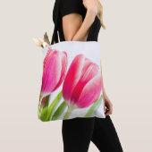 Roze tulpen met groene bladeren Foto Tote Bag (Dichtbij)