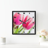 Roze tulpen met groene bladeren Foto Vierkante Klok (Huis)