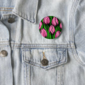 Roze tulpen met groene bladeren ronde button 5,7 cm (In situ)