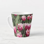 Roze Tulpen met PeacockButterfly Latte Mok (Linkerhoek)