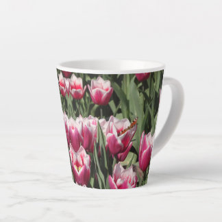 Roze Tulpen met PeacockButterfly Latte Mok