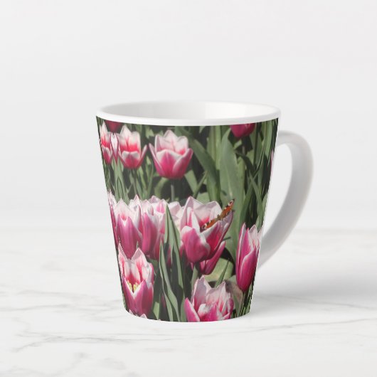 Roze Tulpen met PeacockButterfly Latte Mok (Rechterhoek)