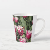 Roze Tulpen met PeacockButterfly Latte Mok (Rechts)
