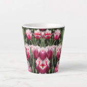 Roze Tulpen met PeacockButterfly Latte Mok (Voorkant)