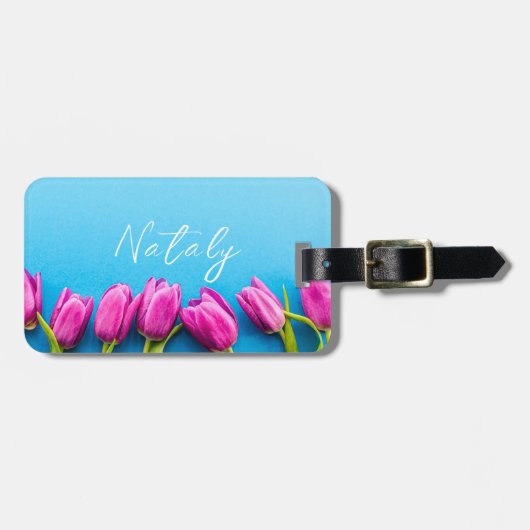 Roze tulpen op een blauwe achtergrond bagagelabel (Voorkant horizontaal)