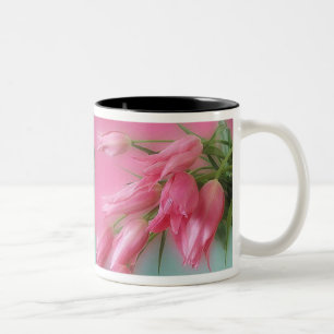 Roze tulpen tweekleurige koffiemok