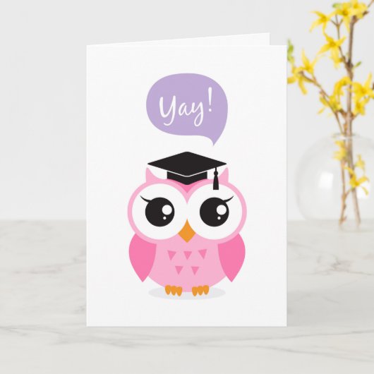 Roze uil met felicitaties van het afstuderen pet kaart (Gele Bloem)