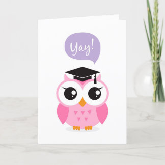 Roze uil met felicitaties van het afstuderen pet kaart