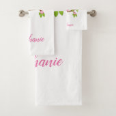 Roze uil op een filiaal bad handdoek (Insitu)