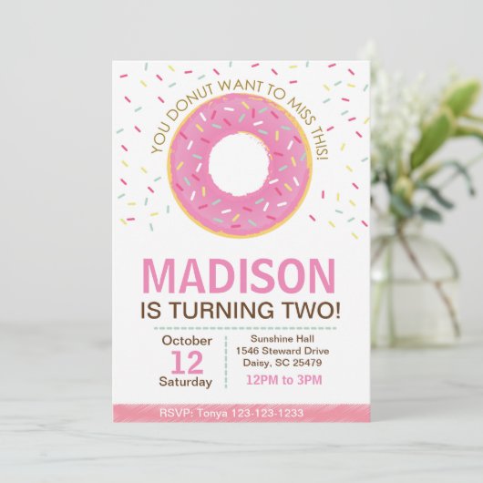 Roze uitnodiging van Donut Birthday (Staand voorkant)