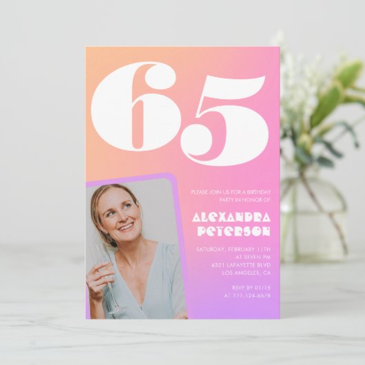 Roze uitnodigingen voor haar 65e verjaardag Retro  (Staand voorkant)
