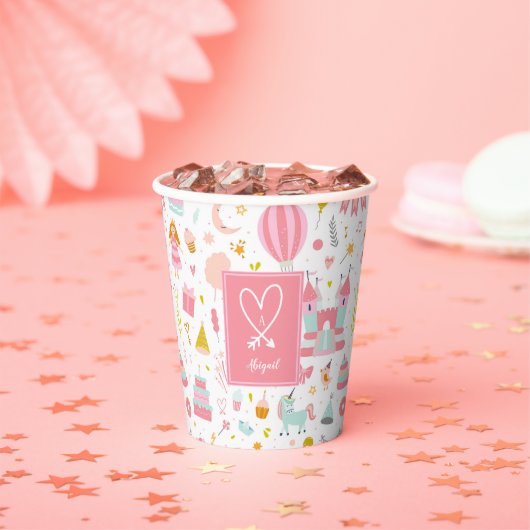 Roze Unicorn Party Pattern Monogrammed Girl Kinder Papieren Bekers (Insitu)