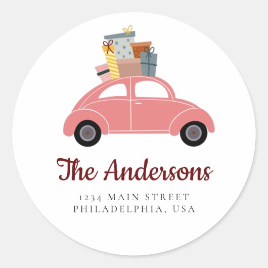 Roze vakantieauto met stapel cadeauadres ronde sticker (Voorkant)