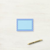 Roze verf afdrukken met blauwe achtergrond post-it® notes (Op bureau)
