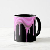 Roze verf tegen een zwarte achtergrond. mok (Voorkant rechts)