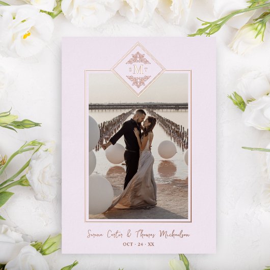 Roze, verfijnde Vlaamse Roche Roos Gold Initialen Folie Uitnodiging