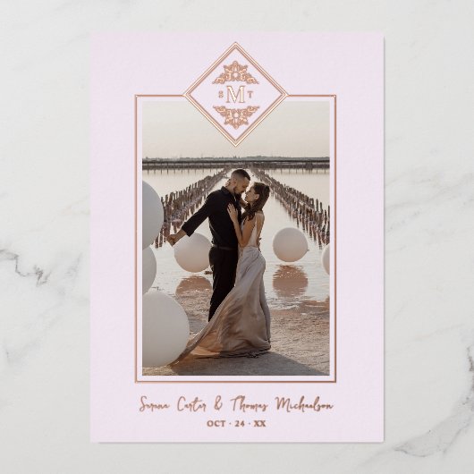 Roze, verfijnde Vlaamse Roche Roos Gold Initialen Folie Uitnodiging (Voorkant)