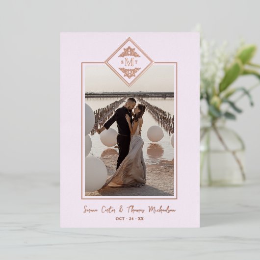 Roze, verfijnde Vlaamse Roche Roos Gold Initialen Folie Uitnodiging (Staand Voorkant)