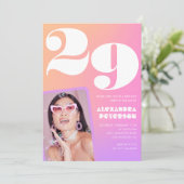 Roze verjaardagsuitnodiging met gradiënt 29e verja kaart (Staand voorkant)