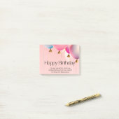 Roze verjaardagswensen post-it® notes (Op bureau)