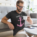 Roze Verzendanker met aangepaste tekst Graphic T-shirt<br><div class="desc">Dit grafische t-shirt bevat een ankerillustratie van een nautisch schip in roze met uw aangepaste tekst hierboven in witte scriptletters. Het is perfect voor het maken van een t-shirt om een aanstaande vader te vieren of dit aan te passen met je eigen slogan om t - shirts te maken voor...</div>