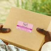 Roze verzendlabel met gemarkeerde merknaam