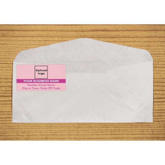 Roze verzendlabel met gemarkeerde merknaam